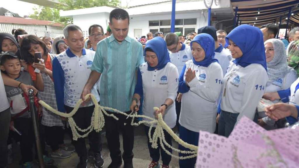 foto-foto: istimewa for sumut pos
GUNTING PITA: Wakil Ketua Tim Penggerak PKK Provinsi Sumut Sri Ayu Mihari didampingi Wagubsu Musa Rajekshah, Sekdaprovsu Hj Sabrina dan Dirut PDAM Tirtanadi menggunting pita tanda dibukanya bazaar.