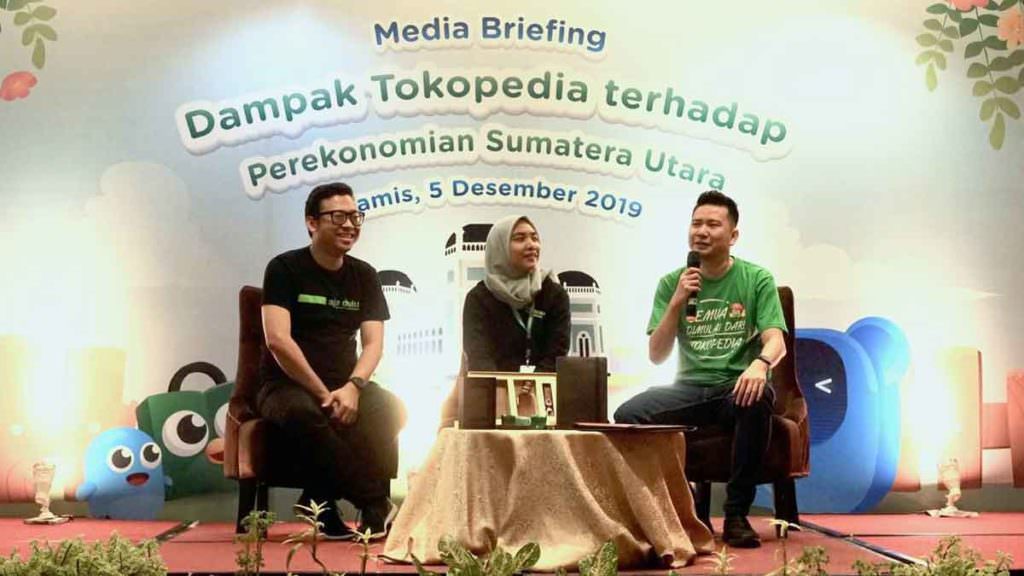 JELASKAN: Dari kanan, External Communications Lead Tokopedia, Ekhel Chandra Wijaya, City Manager Regional Growth Expansion (RGE) Medan, Wiwid Syahdiyah Sugiarti dan Pelaku usaha Bedrock, Fredy menjelaskan kepada wartawan dampak Tokopedia terhadap perekonomian sumut di Hotel Grand Aston Medan, Kamis (5/12).
Triadi Wibowo/Sumut Pos