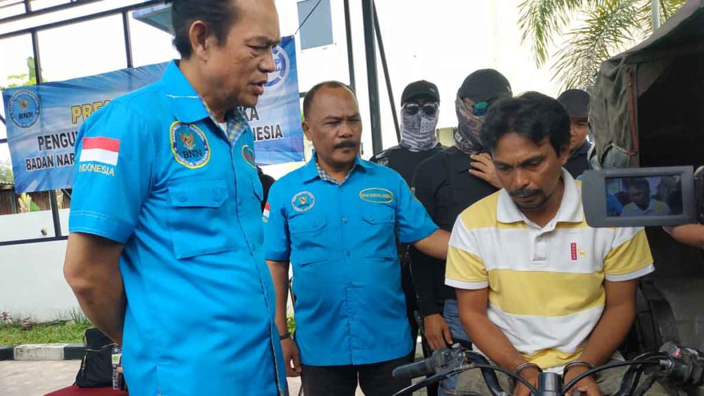 INTROGASI: Direktur Pemberantasan BNN RI, Irjen Pol Arman Depari saat menginterogasi tukang betor yang terlibat jaringan narkoba internasional, dalam pemaparan kasus di Kantor BNNP Sumut, Rabu (11/12).
M IDRIS/sumut pos