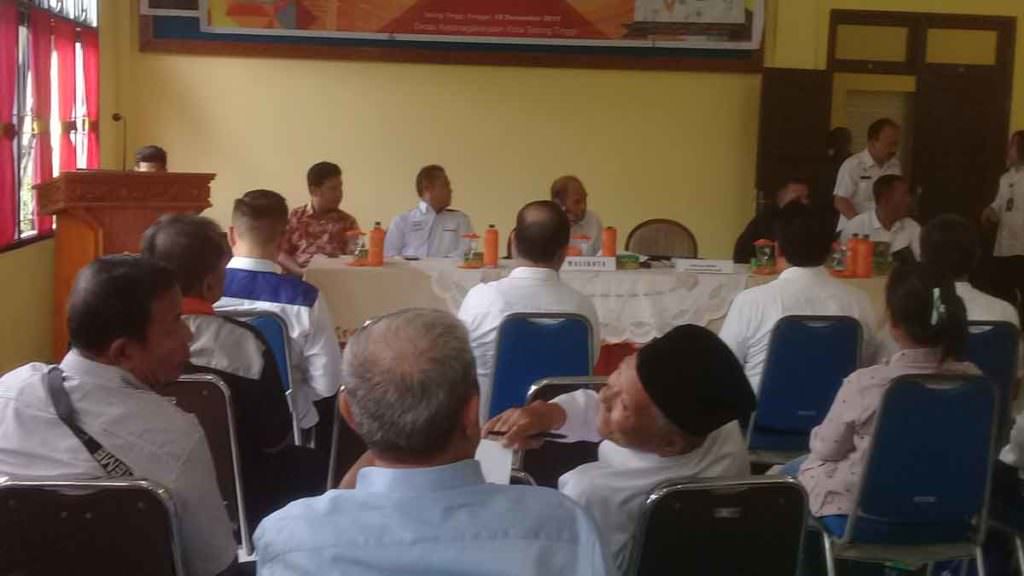 UMK: Wali Kota Umar Zunaidi Hasibuan saat menyampaikan siaran pers terkait UMK Kota Tebingtinggi 2020.  
 Sopian/Sumut Pos  