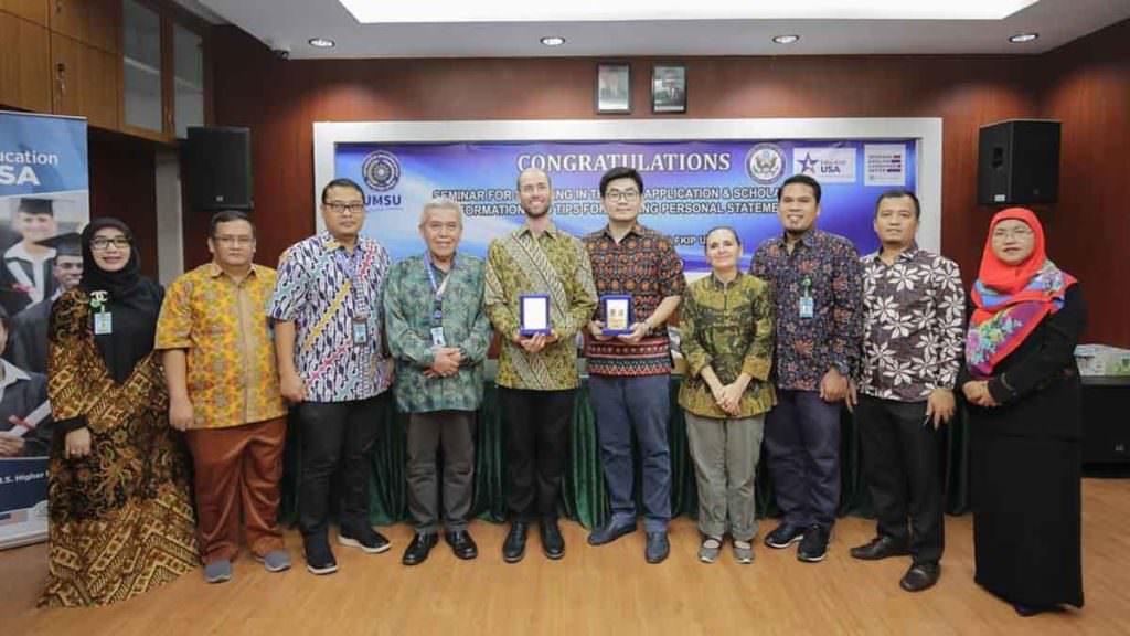 BERSAMA: Konsulat Amerika foto bersama dengan jajaran Rektorat UMSU.
istimewa/sumutpos