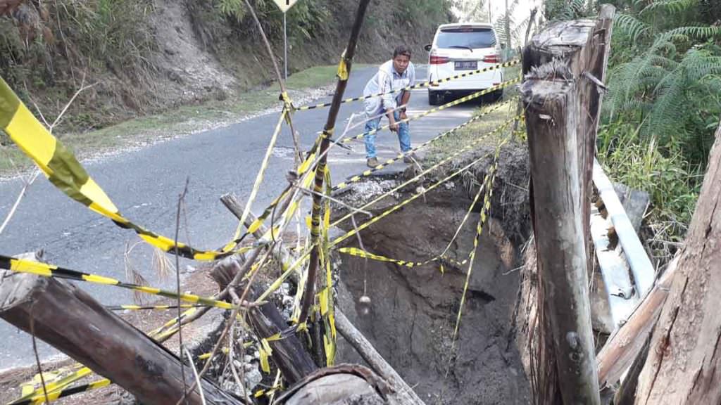 LONGSOR: Salah satu titik longsor dan jalan rusak menuju kawasan wisata di Bakkara, tepatnya di Kecamatan Baktiraja.