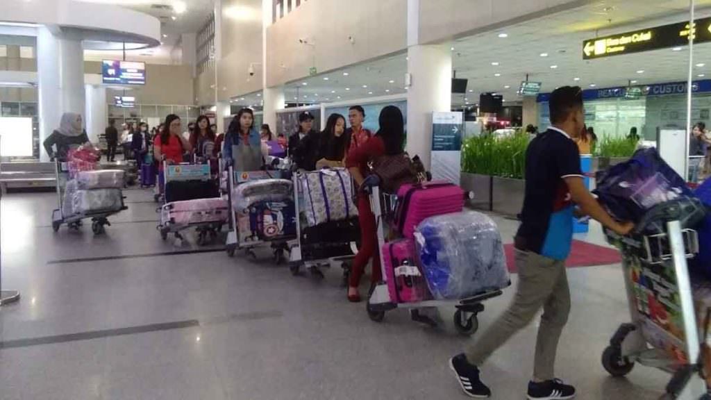 PULANG: Menjelang Natal dan Tahun Baru, sejumlah tenaga kerja Indonesia (TKI) dari luar negeri tiba di Bandara Kualanamu, Senin (23/12). 