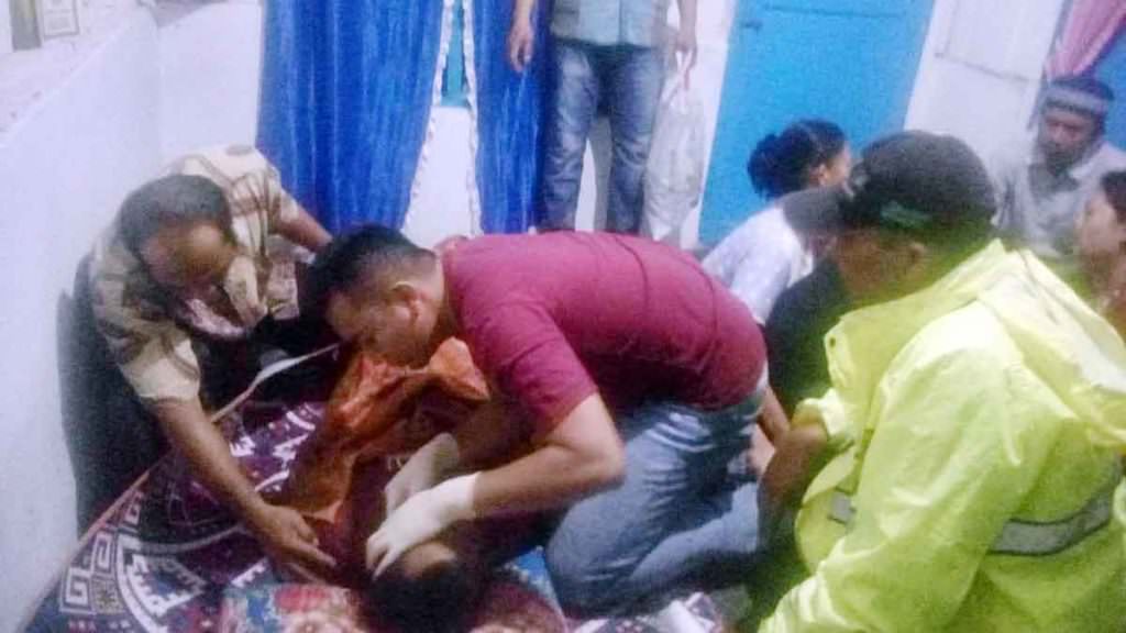 VISUM: Jenazah korban Ismail (28) saat dilakukan visum petugas Puskesmas setempat di rumah duka dusun II Desa Pergajahan Kahan, Kecamatan Bintang Bayu.