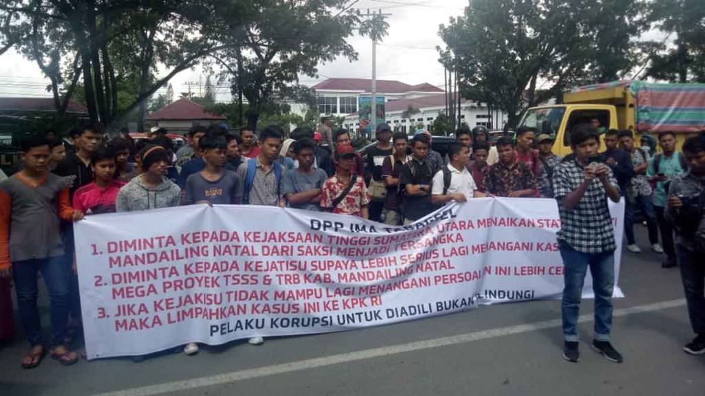 UNJUKRASA: Massa Mahasiswa dari DPP IMA-Tabagsel berunjuk rasa di depan Kantor Kejatisu, Senin (2/12).
