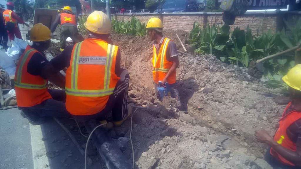 GALI: Karyawan PGN Area Medan sedang menggali tanah untuk menanam pipa saluran gas bumi di Jalan Kualanamu by Pass Tanjungmorawa, Deliserdang, beberapa waktu yang lalu.