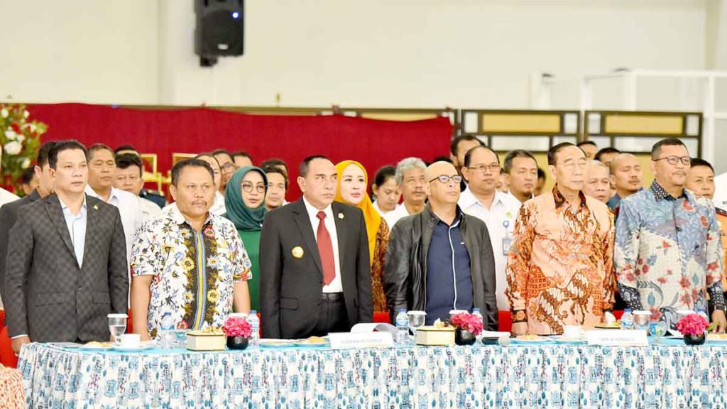KUNJUNGAN: Gubsu Edy Rahmayadi menerima kunjungan Komisi V Dewan Perwakilan Rakyat (DPR) Republik Indonesia (RI) di  Auditorium Danau Toba , Perkantoran Angkasa Pura II, Bandara Kualanamu, Deliserdang, Kamis (5/12).
