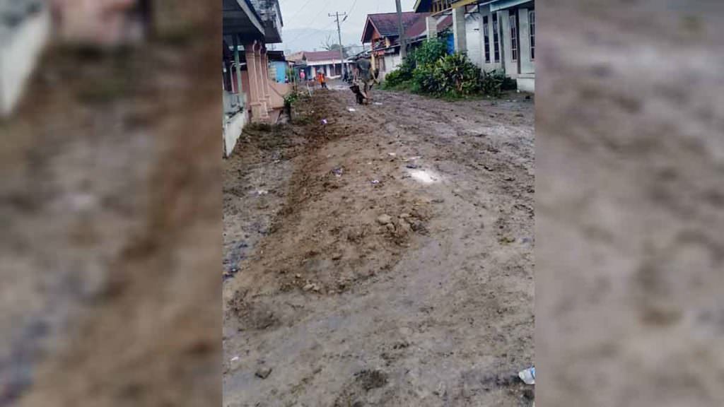 RUSAK: Kondisi jalan Desa Pertumbuken, Kecamatan Barusjahe, Kabupaten Karo, tampak rusak, setelah pekerja proyek sanitasi melakukan pengorekan. 
 SOLIDEO/SUMUT POS 