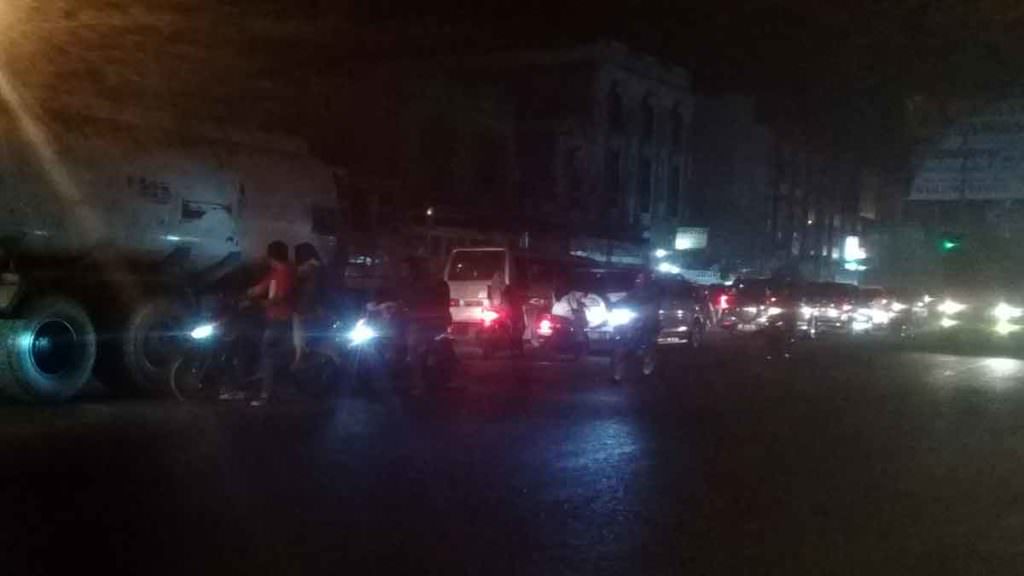 MACET: Kondisi arus lalu lintas di Jalan KL Yos Sudarso Kota Tebingtinggi jelang Tahun Baru 2020 macet total hingga larut malam, Sabtu (28/12).