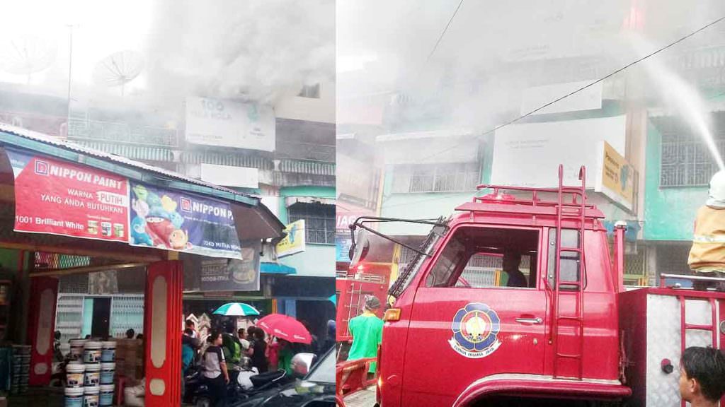 PADAMKAM: Mobil pemadam Pemko Tebingtinggi saat melakukan pemadaman di toko yang terbakar, Rabu (11/12).
sopian/sumut pos