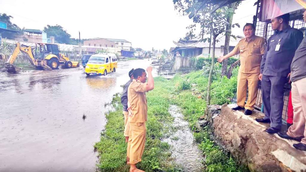 TINJAU:Bupati Karo Terkelin Brahmana turun langsung melakukan peninjauan dalam penanganan banjir di Jalan Jamin Ginting Desa Raya, Kecamatan Berastagi, Selasa (3/12) sore.
SOLIDEO/SUMUT POS