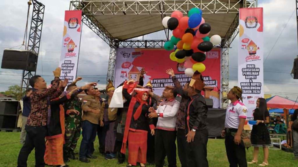 LEPAS BALON: KPUD Simalungun launching Pilkada 2020 dengan melepas balon di Lapangan Rambung Merah, Kecamatan Siantar, Selasa (10/12).