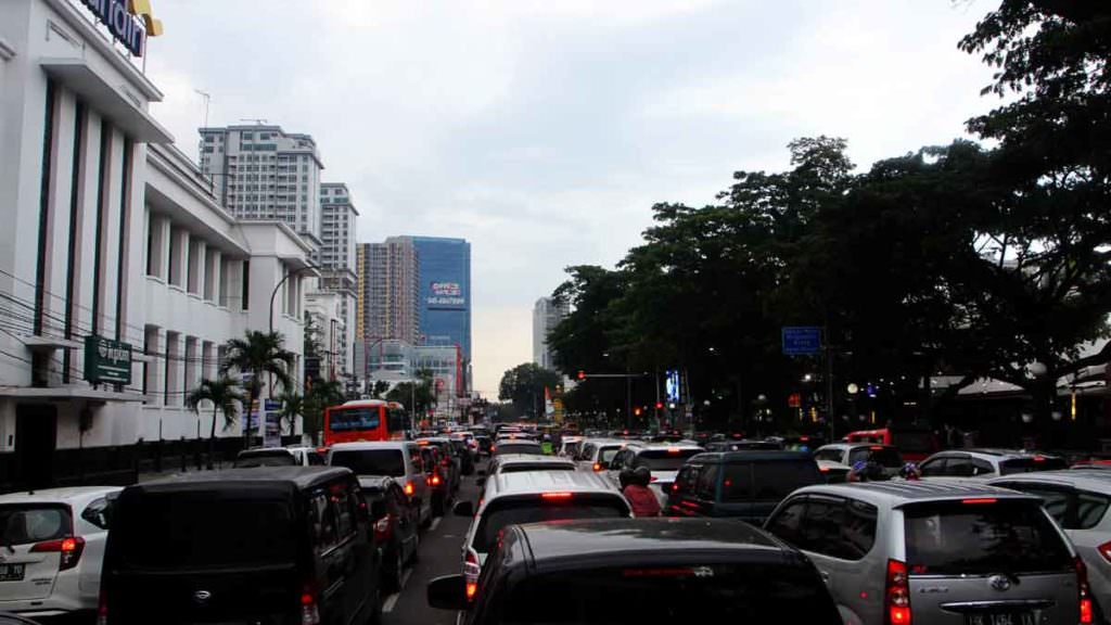 MACET:
Lalu lintas padat di Jalan Balai Kota Medan, Minggu (8/12) lalu. Kian bertambahnya kendaraan pribadi menyebabkan kemacetan. Karenanya, Pemko Medan akan menyiapkan Traffic Management untuk transportasi massal.   