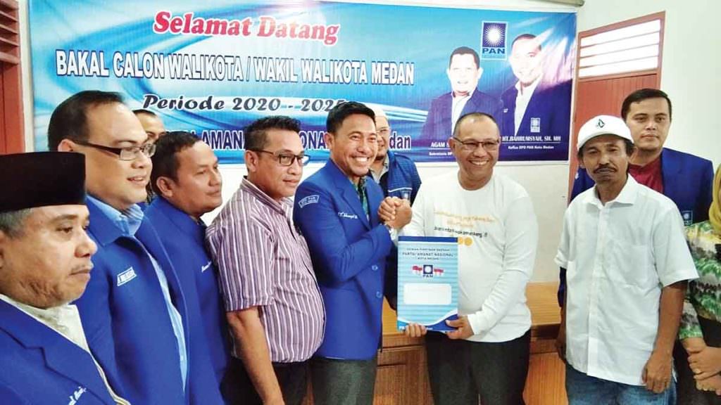 DAFTAR: Plt Wali Kota Medan, Ir Akhyar Nasution menyerahkan berkas pendaftaran kepada Ketua DPD PAN Kota Medan, Bahrumsyah, Jumat (20/12).