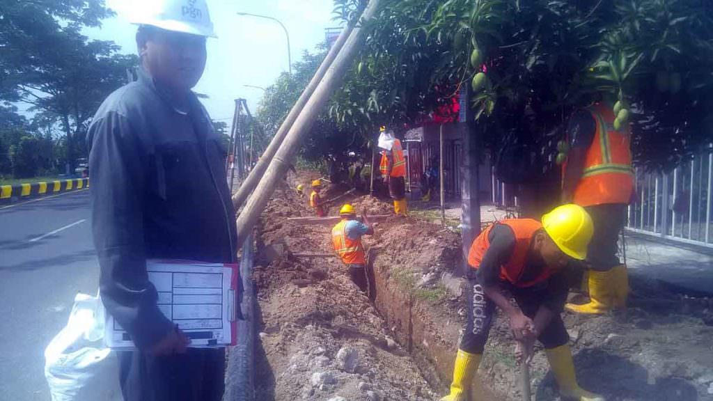 PASANG PIPA: Petugas PGN Area Medan menggali tanah untuk memasang pipa aliran gas di Jalan By Pass Kualanamu, Tanjungmorawa, beberapa waktu  lalu.