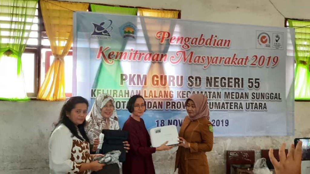 SERAHKAN: Ketua Program Kemitraan Masyarakat Polmed, Alemina SE MSi didampingi anggota Jumjuma SE MSi, Enda Yunita SE MSi dan Rahmadani Koto menyerahkan sebuah Infokus kepada Kepala Sekolah Dasar Negeri 55 Ernawaty.