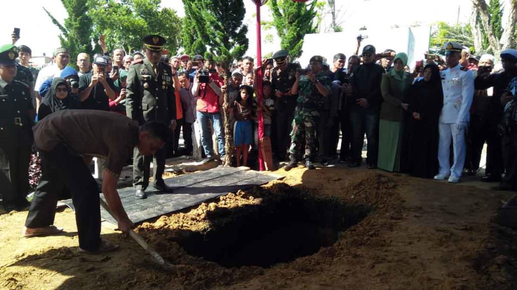 PEMAKAMAN: Danrem 023/KS Kol Inf Trisaktiono memimpin pemakaman jenazah Kapt Inf (Anumerta) Erizal Zuhry Sidabutar, di Taman Makam Pahlawan Sidikalang, 
Jumat (20/12).
