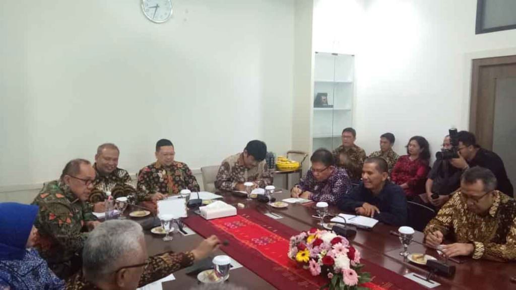 PERTEMUAN:Rombongan Komisi II DPR RI melakukan pertemuan  dengan pimpinan BPN se Sumut, bersama Komisioner Ombudsman RI dan Ombudsman Sumut dalam rangka kunjungan kerja. ke Sumut, di Kantor BPN Sumut, Jl. Brigjend Katamso Medan, Rabu (18/12) malam. Dalam pertemuan tersebut membahas persoalan tanah di Sumut. 