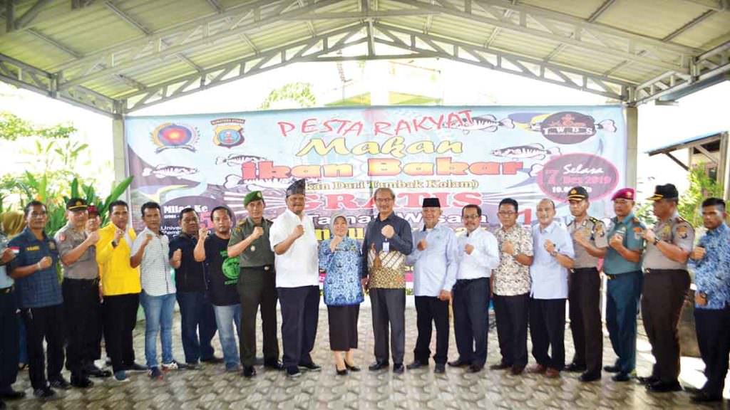 PESTA RAKYAT: Rektor Unpab Dr H Muhammad Isa Indrawan MM bersama Plt Wali Kota Medan diwakili Kadis Ketahanan Pangan Kota Medan Ir Hj Emilia Lubis dan undangan Pesta Rakyat Makan Ikan Bakar Milad 58 tahun Unpab di Danau Siombak, Selasa (17/12).