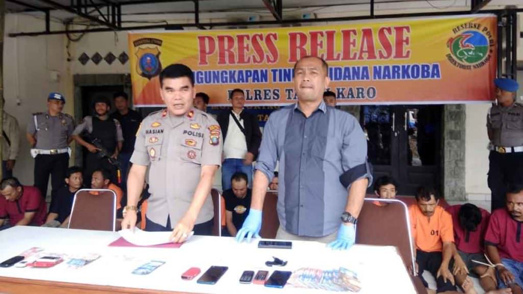 PAPARKAN : Wakapolres Kompol Hasian Panggabean didampingi Kasat Narkoba Polres Tanah Karo, AKP Ras Maju Tarigan SH saat konferensi pers terkait penangkapan komplotan pengedaran dan kempilikan narkotika.
deo
