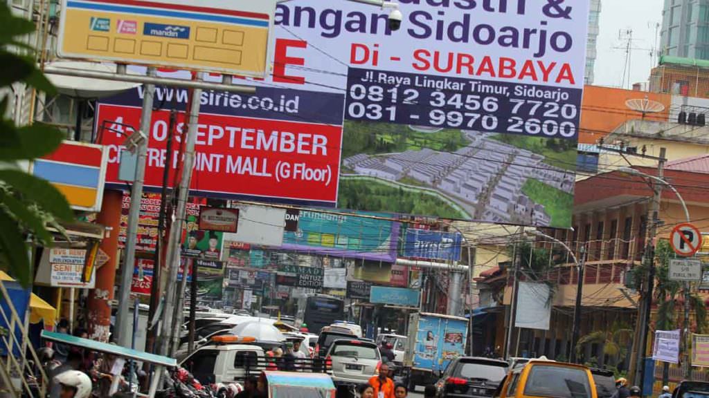 REKLAME: Papan reklame berjejer di salah satu ruas jalan di Kota Medan, beberapa waktu lalu. Saat ini, papan reklame kembali menjamur setelah sempat dilakukan penertiban oleh Pemko Medan.