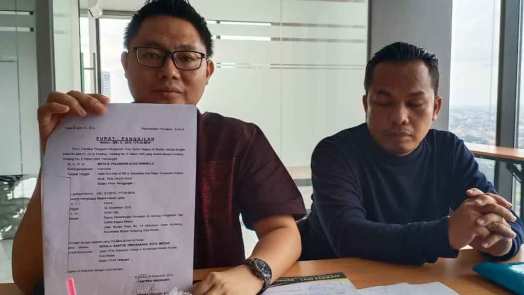 GUGATAN: Surya Adinata mewakili kuasa hukum Kantor Hukum Apindosu Lajo Parmate menunjukkan surat gugatan terkait sengketa Warenhuis, Jumat (6/12) di Medan.

