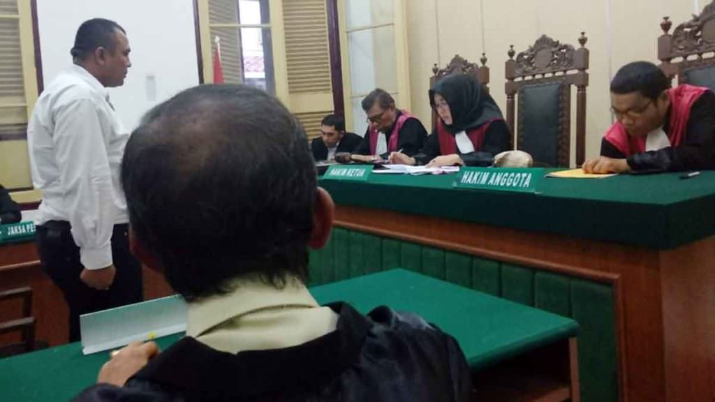 PUTUSAN: Terdakwa Hino Mangiring Pasaribu mendengar putusan vonis pada tingkat Pengadilan Negeri  Medan. Himo banding dan diterima majelis banding.
man/sumut pos