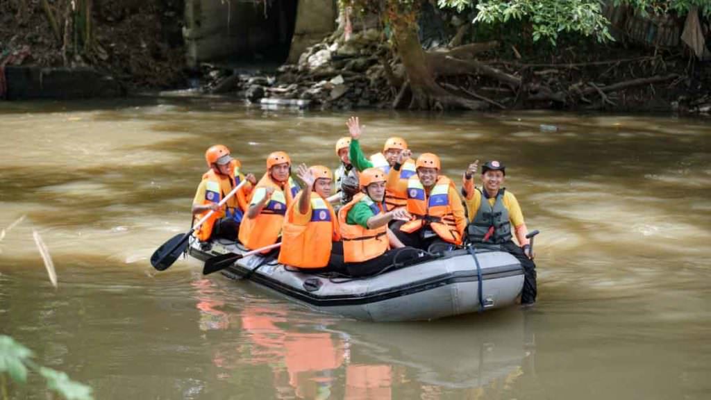 SUSURI: Kepala BPBD Kota Medan bersama Gubsu dan lainnya, menyusuri perahu mengarungi Sungai Deli untuk memetakan persoalan banjir. 