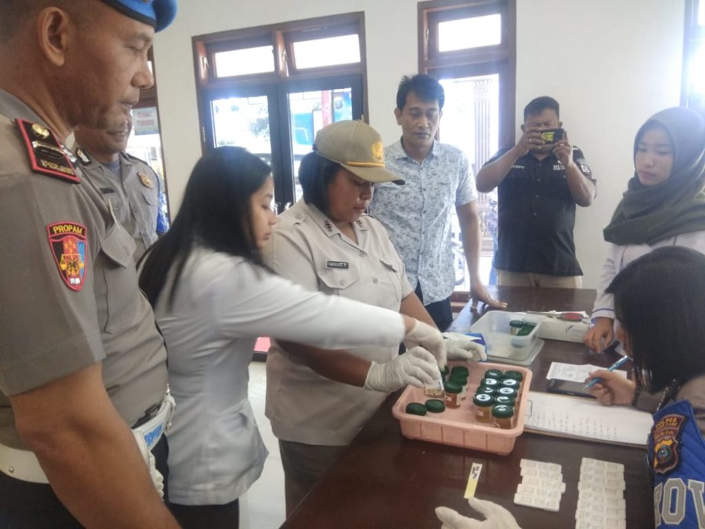 TES URINE: Kapolres Tanah Karo beserta personel melakukan tes urine yang digelar di aula Polres Tanah Karo, Senin (13/1).