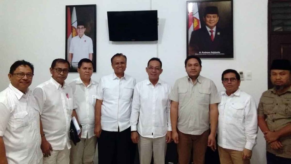 DIABADIKAN: Ketua Gerindra Sumut, Gus Irawan Pasaribu, diabadikan bersama balon Bupati dan Wakil Bupati Pakpak Bharat, Franck Bernhard Tumanggor dan Mutsyuhito Solin, di Kantor DPD Gerindra Sumut, Selasa (14/1).