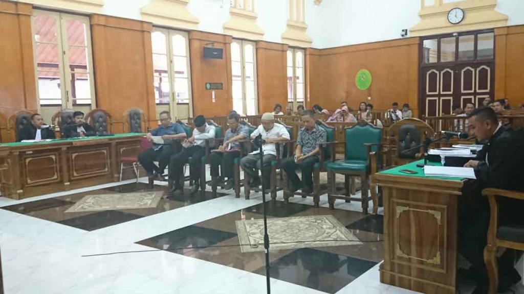 DIDAKWA: Lima terdakwa kasus korupsi PDAM Tirtanadi cabang Deliserdang, menjalani sidang tuntutan, Jumat (10/1).
agusman/sumut pos