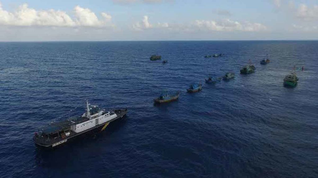 MASUKI: 30  kapal penangkap ikan masuki lautan Natuna dikawal oleh 3 kapal Coast Guard milik Pemerintah Tiongkok. 