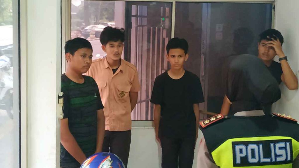 DIAMANKAN: Pelajar tawuran yang diamankan polisi dari Jalan Sudirman, Medan, Jumat (10/1).
M IDRIS/sumutpos  