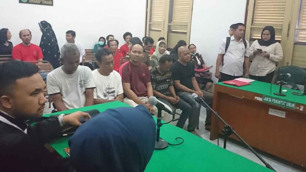 ist
HUKUM: Lima terdakwa kurir 56 kg sabu divonis hukuman mati karena terbukti bersalah pada sidang dengan agenda putusan, di PN Medan, Rabu (22/1).