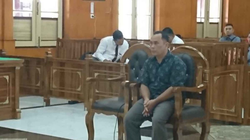 ist
DIADILI: Anwar Fuseng, terdakwa penyuap Bupati Pakpak Bharat saat diadili di Pengadilan Tipikor Medan, Senin (20/1).