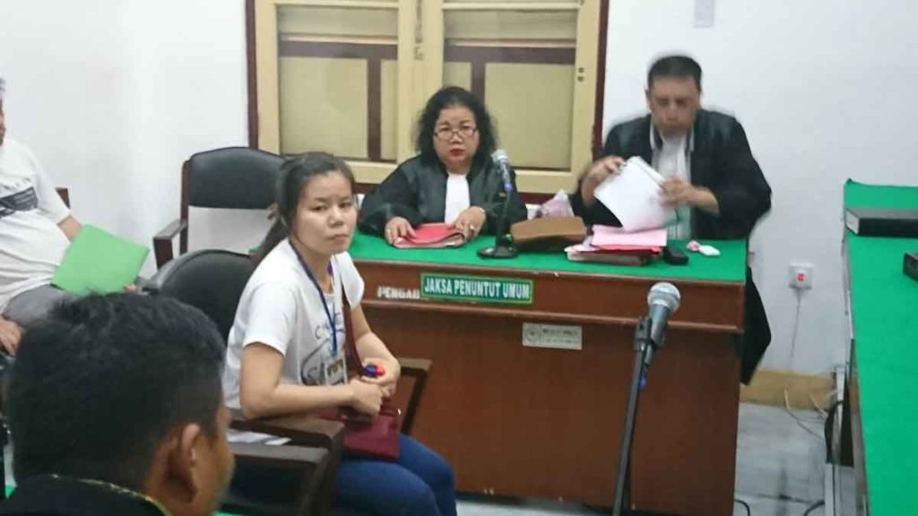 PALSU: Apriliani terdakwa kasus pemalsuan surat tanah menjalani sidang tuntutan, Selasa (14/1).