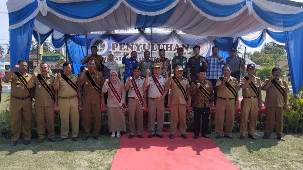 FOTO BERSAMA: Mewakili Bupati, Sekda Darwin Zein foto bersama dengan Kepala BPN Deliserdang Fauzi, mewakili Kajari Kasi Datun Lamro Simbolon, mewakili Kapolresta Kasat Reskrim AKP Rafles L Marpung usai menyematkan selendang program PTSL kepada petugas BPN dan para Kades di Beringin, Kamis (16/1).
