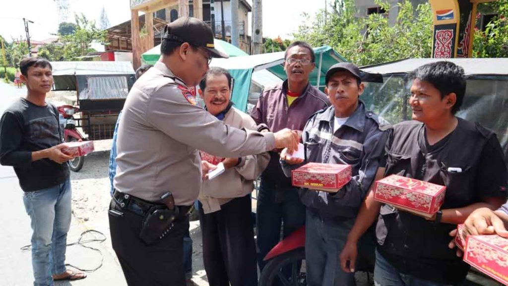 JUMAT BAROKAH: Kasubbag Humas Polres Dairi, Ipda Donny Saleh memberikan nasi kotak dan tali asih dalam kegiatan Jumat Barokah.
RUDY SITANGGANG/SUMUT POS