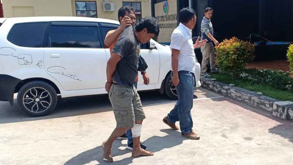 TEMBAK: Kaki kiri, Fitra Jaya ditembak sehingga terpincang-pincang saat digiring ke Sat Narkoba Polresta Deliserdang.
