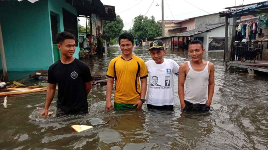 TINJAU: Anggota DPRD Medan Sudari bersama warga meninjau banjir di Martubung, Rabu (29/1).
Markus/sumut pos