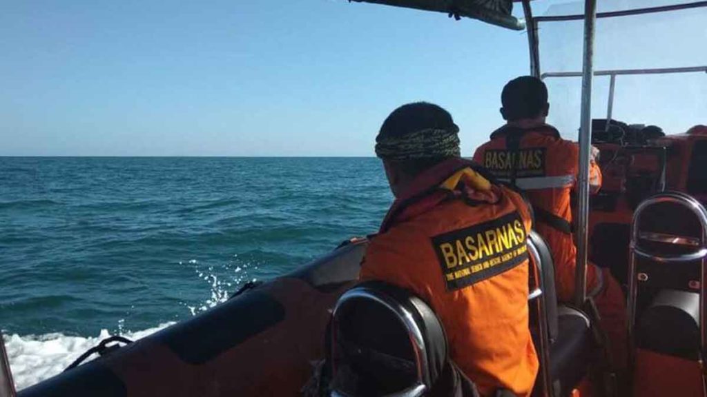 PENCARIAN: 
Tim Basarnas Pekanbaru melakuan pencarian korban kapal tenggelam di selat malaka, Kabupaten Bengkalis, Riau, Kamis (23/1/2020). Kapal tersebut mengangkut 20 orang TKI tujuan Malaysia.