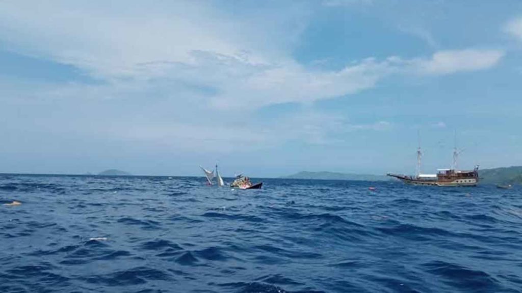 TENGGELAM: Boat yang mengangkut sejumlah wartawan tenggelam di Labuan Bajo.