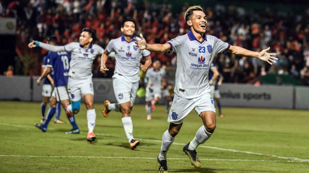 RAYAKAN GOL:
Pemain Boeung Ket FC saat merayakan gol. 