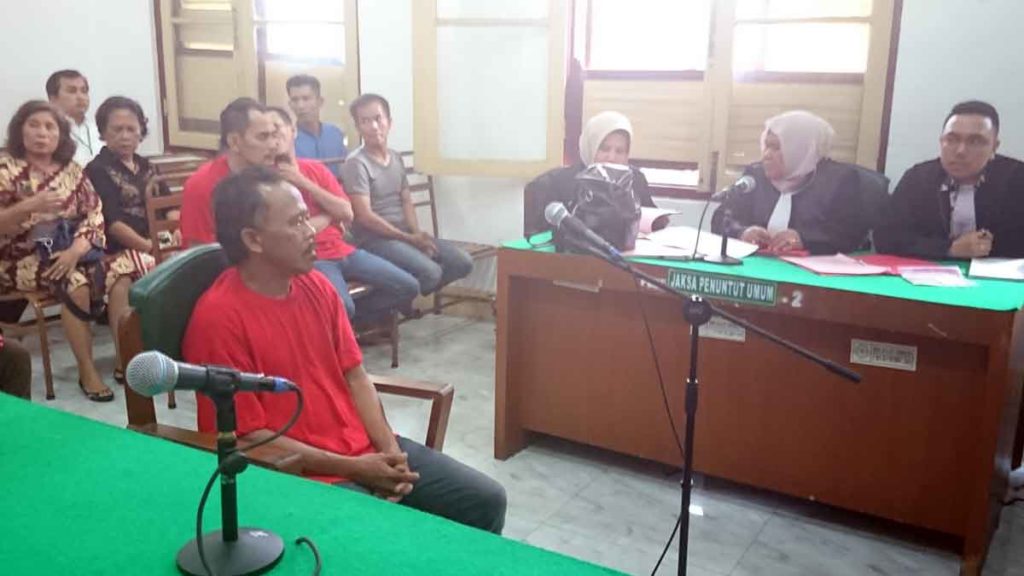 DITUNUT: Boiman, terdakwa pemilk dan kurir 56 kg sabu menjalani sidang tuntutan, di Pengadilan Negeri Medan, Selasa (14/1).
Sopyan/sumutpos