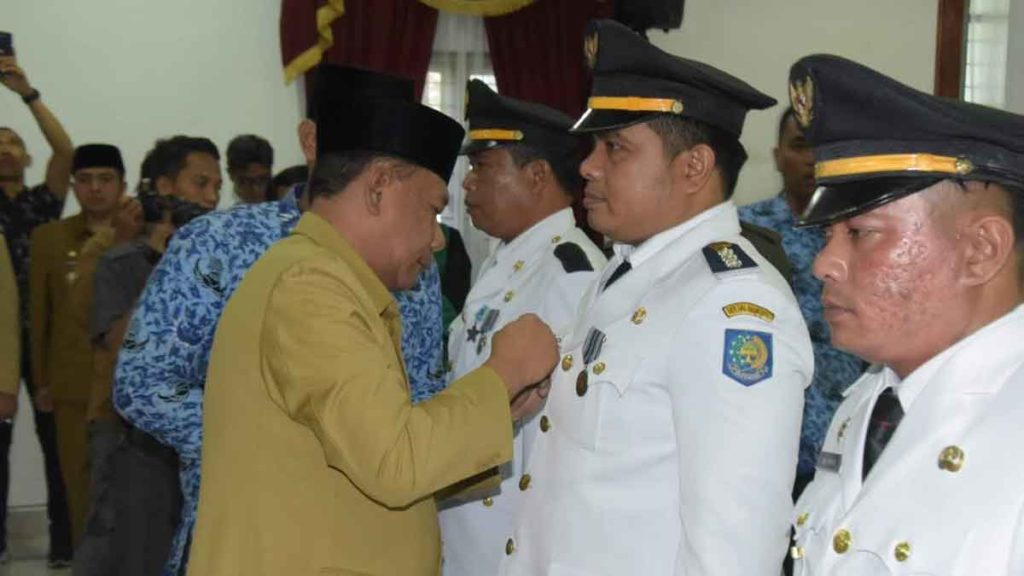 SEMATKAN:Bupati Deli Serdang, Ashari Tambunan menyematkan tanda jabatan kepada salah seorang Camat.