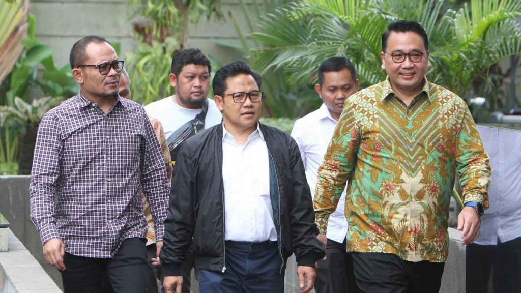 DIPERIKSA: Ketua Umum PKB Muhaimin Iskandar didampingi dua mantan menteri yang juga kader PKB, yakni Hanif Dhakiri eks Menteri Ketenagakerjaan dan Eko Putro Sandjojo mantan Menteri PDTT saat akan menjalani pemeriksaan oleh penyidik KPK, Rabu (29/1).  
jawa pos