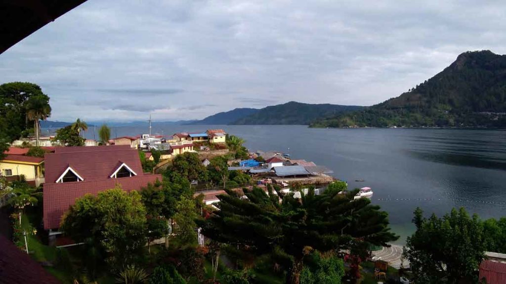 DANAU TOBA: View Danau Toba dilihat dari sebuah hotel di Parapat. Tahun ini, ada 30 event pariwisata di Danau Toba, yang akan diperkenalkan BOPDT 
ke masyarakat.