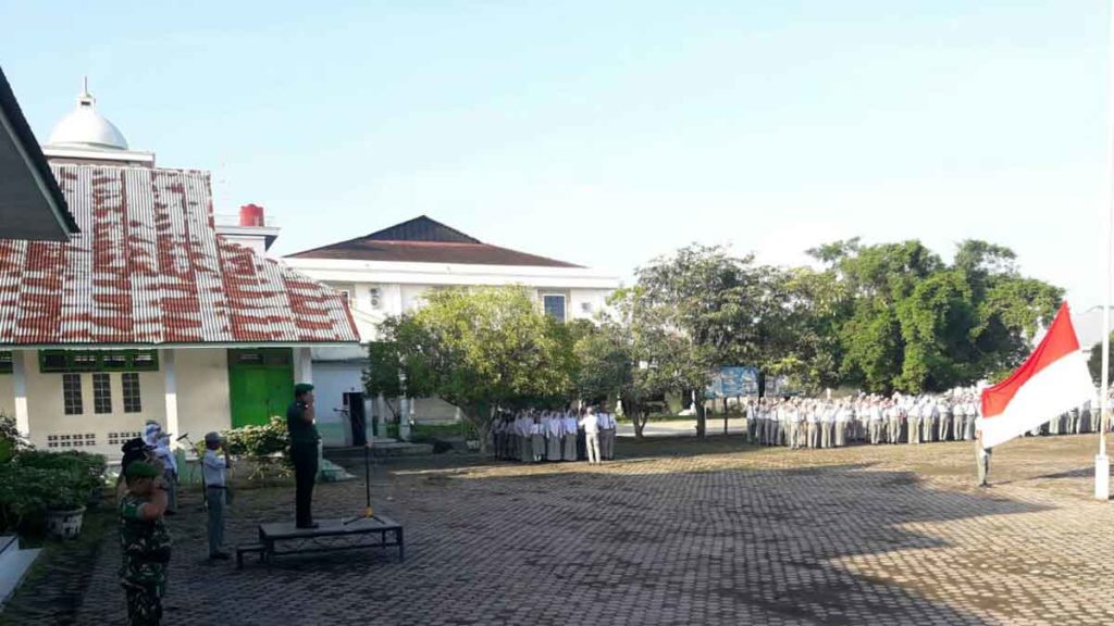 IRUP: Komandan Koramil 13 0204 DS Tebingtinggi, Kapten Budiono, menjadi pembina upacara di SMK Negeri 2 Kota Tebingtinggi, Senin (6/1).
Sopian/Sumut Pos