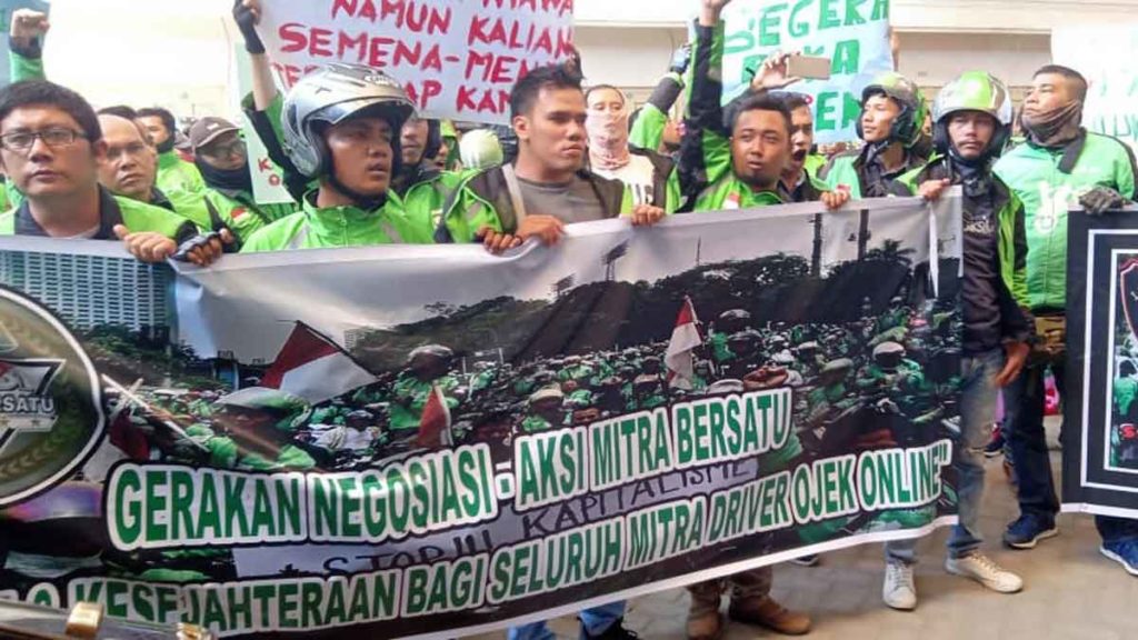 DEMO: Ratusan mitra Gojek saat demo di kantor PT Gojek Indonesia, di Kompleks CBD Polonia Medan, Rabu (15/1).
Bagus/sumut pos