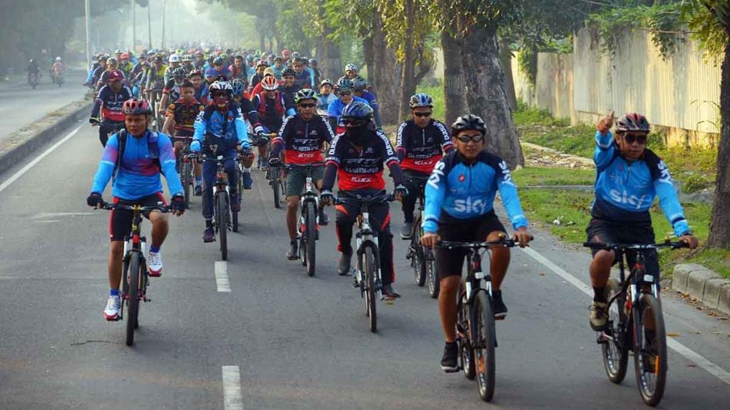 FUB BIKE: Danlantamal I, Laksma TNI Abdul Rasyid K, SE, MM, Ketua Korcab I Daerah Jalasenastri Armada I, Ny. Nisa Rasyid ini, diikuti ribuan peserta gowes, mulai start dari Tanjung Mulia - Belawan, Minggu (19/1) pagi.
fachril/sumut pos